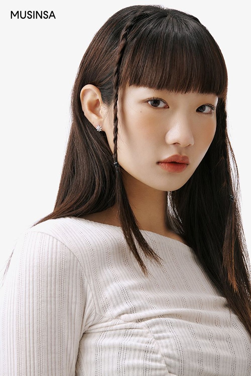 캐주얼한 매력의 스타디움 재킷과 롱스커트, 숄더백으로 꾸민 걸리시 룩 #모노톤 #컬러블록 #워싱 #셔링 #오프숄더 #크롭 #맥시 #언밸런스 #봄 #걸리시 #바시티