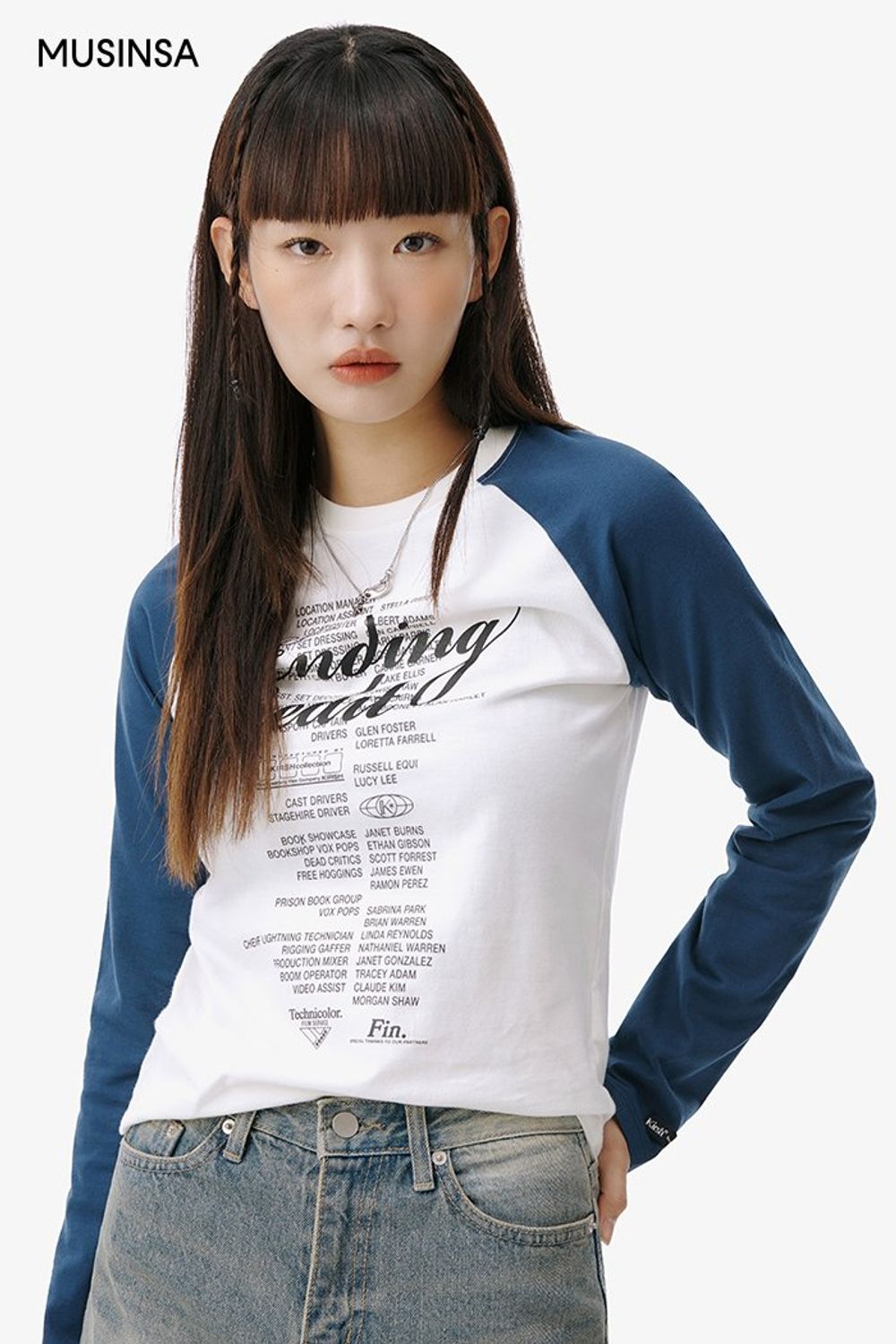 래글런 티셔츠와 데님 팬츠를 함께 연출하고 크로스 백으로 마무리한 캐주얼 코디 #레터링 #와이드핏 #래글런 #워싱 #봄 #캐주얼