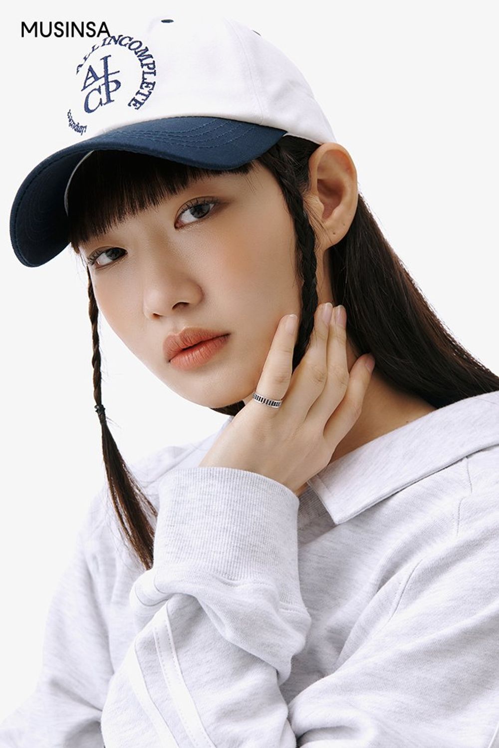 로고 포인트의 스웨트셔츠에 코튼 팬츠를 매치하고 토트백으로 완성한 캐주얼 룩 #레터링 #꾸안꾸 #와이드핏 #봄 #캐주얼
