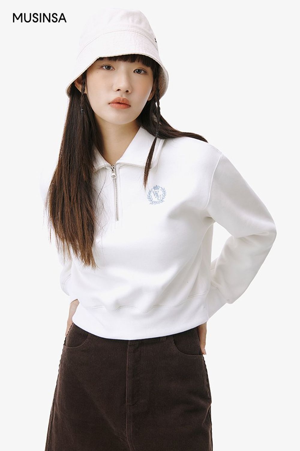 깔끔한 디테일의 후드 점퍼와 스웨트셔츠를 코디하고 미디스커트로 마무리한 걸리시 룩 #레터링 #톤온톤 #뉴트럴톤 #코듀로이 #봄 #걸리시