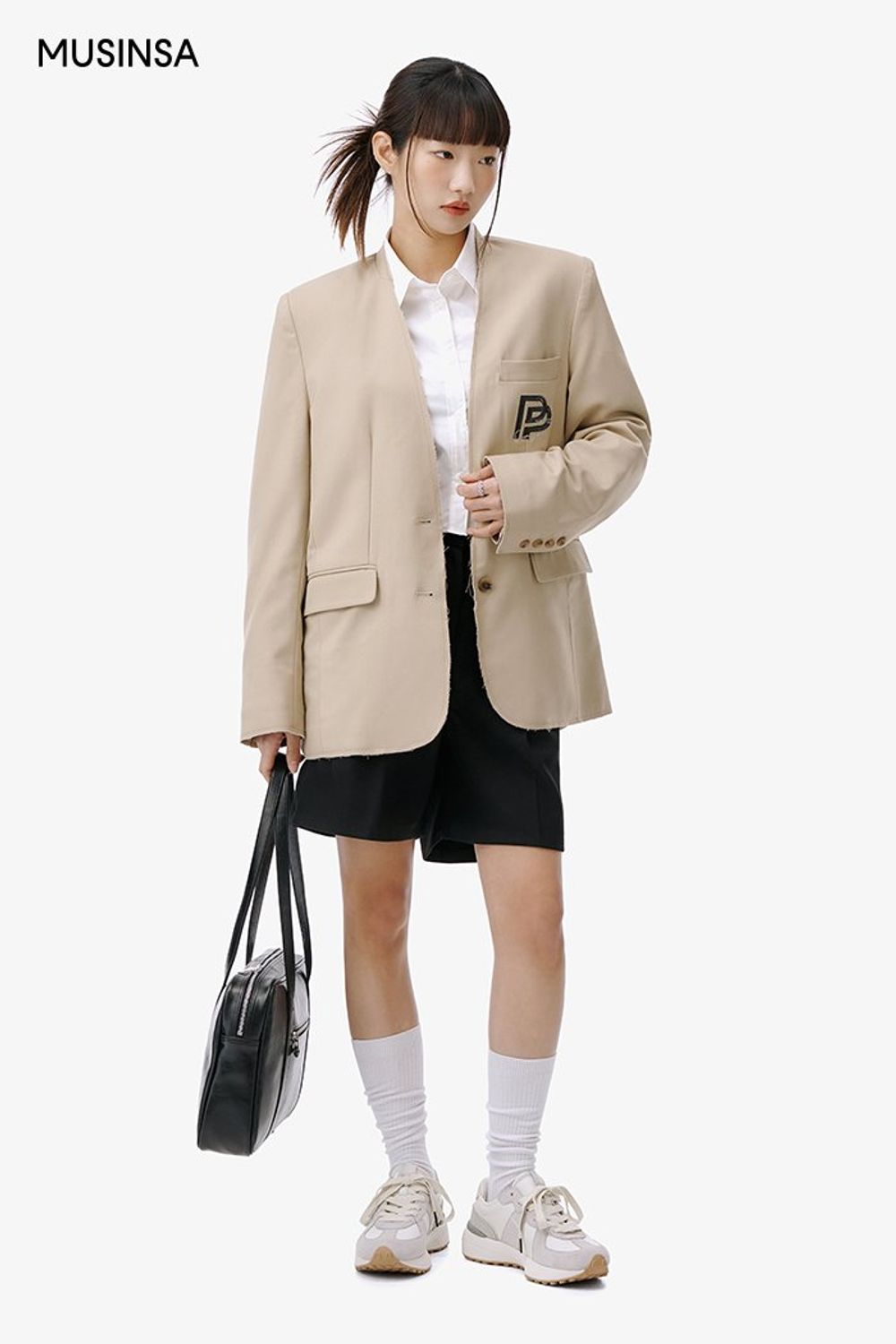 오버사이즈 핏 블레이저와 버뮤다 팬츠를 코디하고 스니커즈로 완성한 캐주얼 룩 #오버핏 #프레피룩 #크롭 #노카라 #봄 #캐주얼