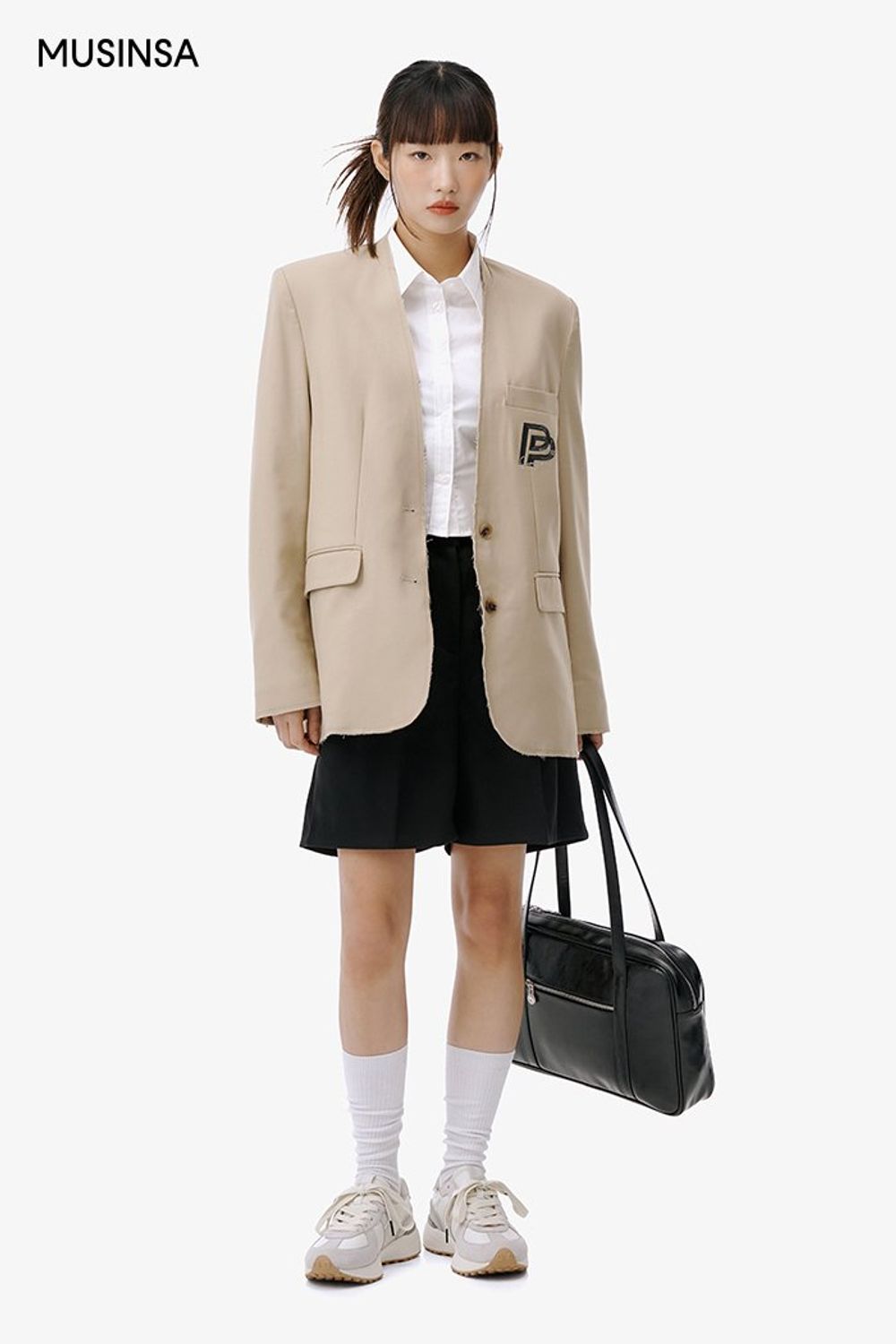 오버사이즈 핏 블레이저와 버뮤다 팬츠를 코디하고 스니커즈로 완성한 캐주얼 룩 #오버핏 #프레피룩 #크롭 #노카라 #봄 #캐주얼