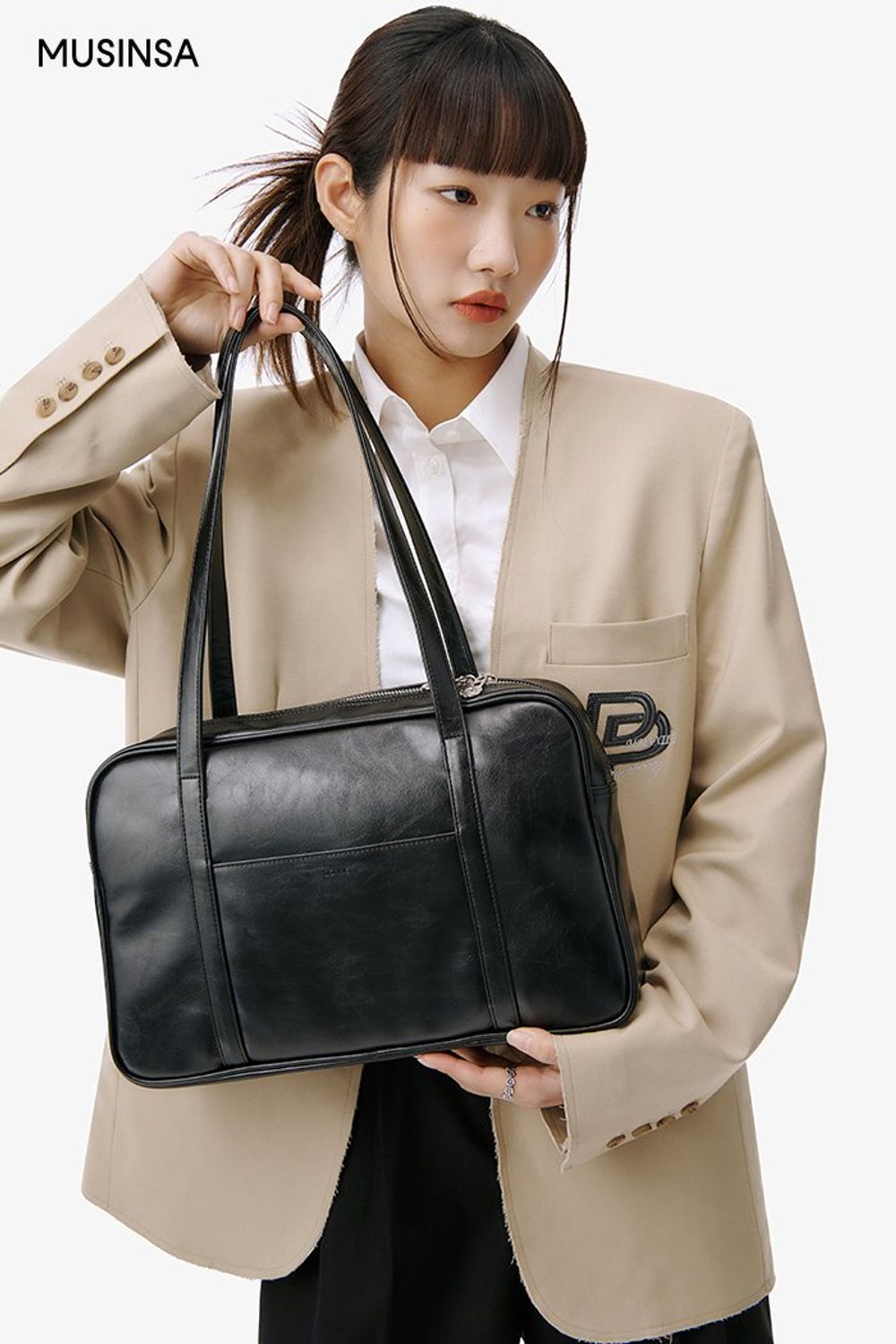 오버사이즈 핏 블레이저와 버뮤다 팬츠를 코디하고 스니커즈로 완성한 캐주얼 룩 #오버핏 #프레피룩 #크롭 #노카라 #봄 #캐주얼