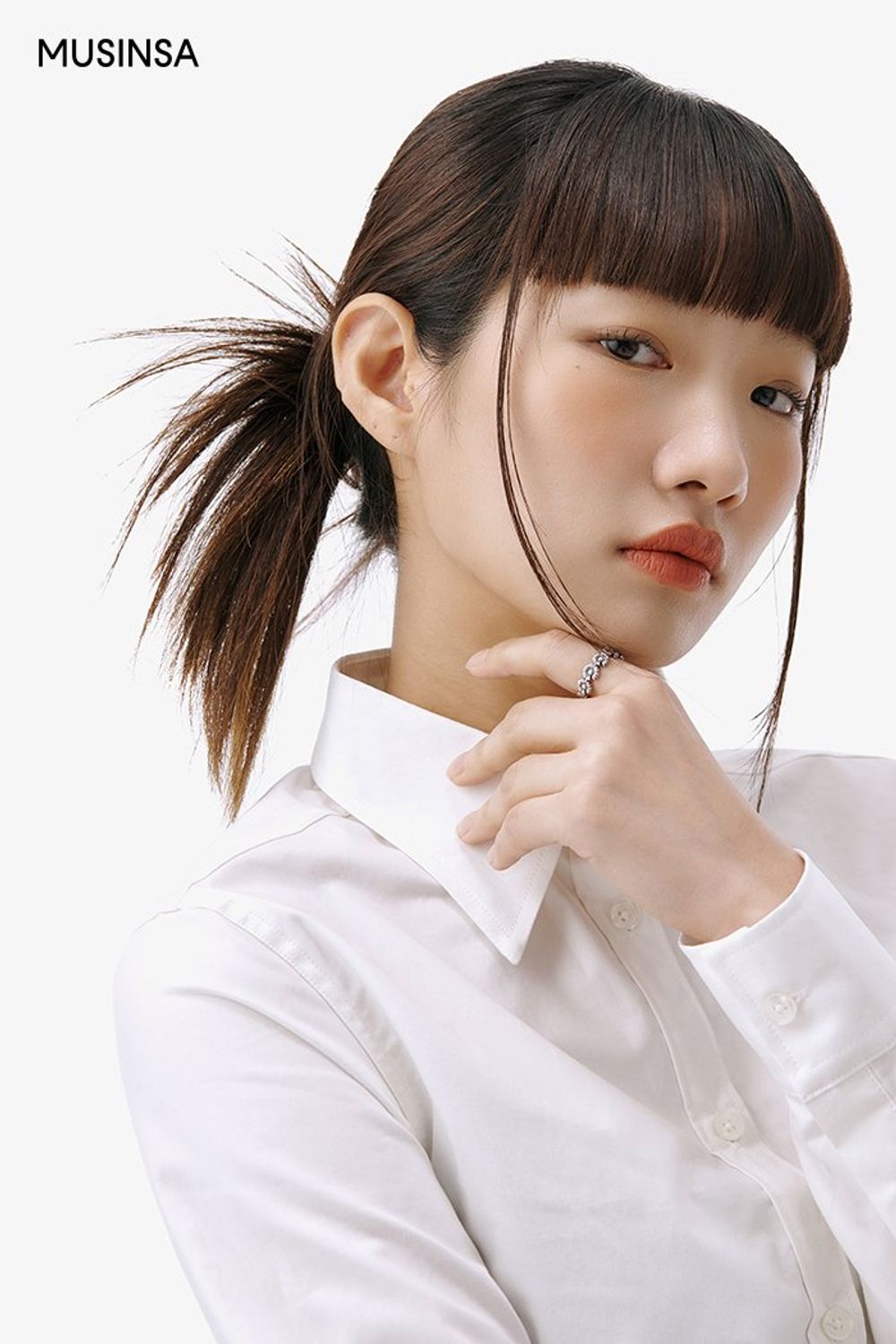 오버사이즈 핏 블레이저와 버뮤다 팬츠를 코디하고 스니커즈로 완성한 캐주얼 룩 #오버핏 #프레피룩 #크롭 #노카라 #봄 #캐주얼