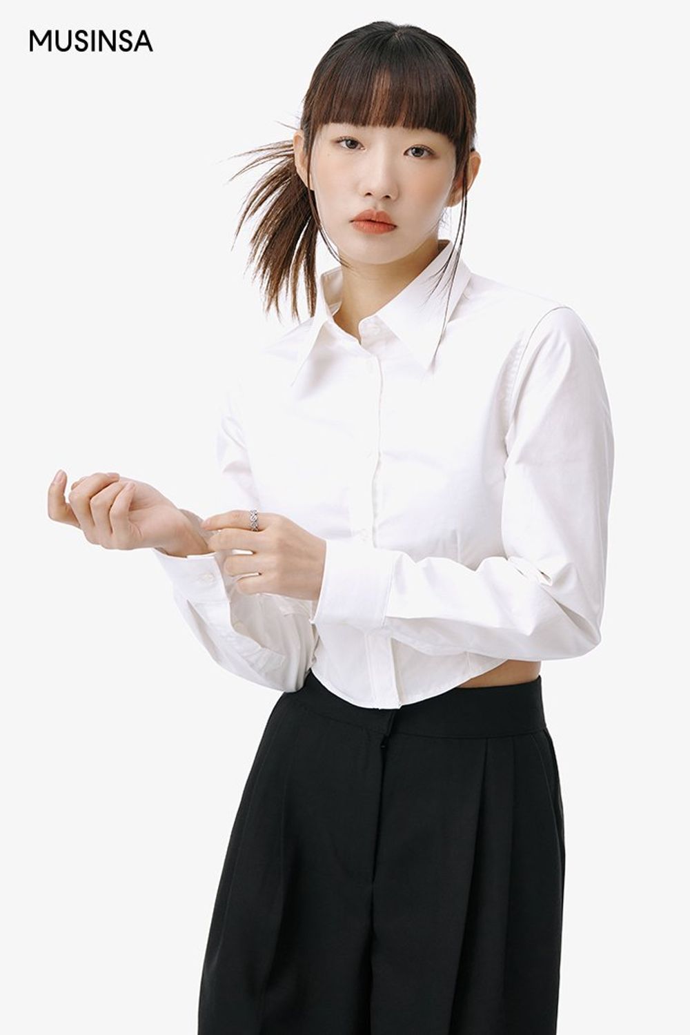 오버사이즈 핏 블레이저와 버뮤다 팬츠를 코디하고 스니커즈로 완성한 캐주얼 룩 #오버핏 #프레피룩 #크롭 #노카라 #봄 #캐주얼
