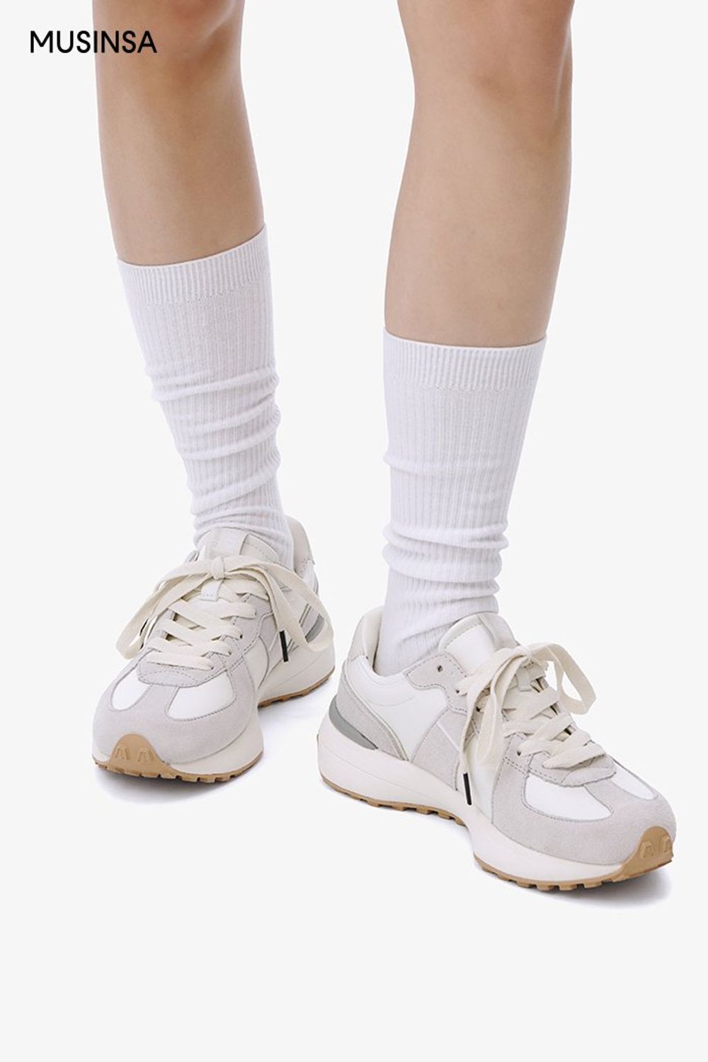 오버사이즈 핏 블레이저와 버뮤다 팬츠를 코디하고 스니커즈로 완성한 캐주얼 룩 #오버핏 #프레피룩 #크롭 #노카라 #봄 #캐주얼