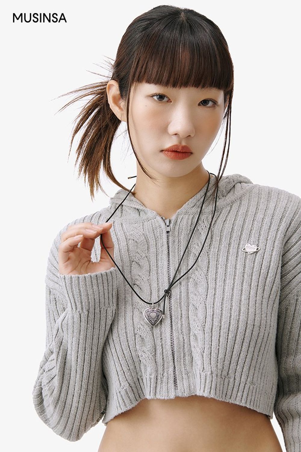 후드 디테일의 크롭 카디건과 코튼 팬츠를 스타일링하고 백팩으로 완성한 캐주얼 룩 #크롭 #스티치 #대미지 #봄 #캐주얼
