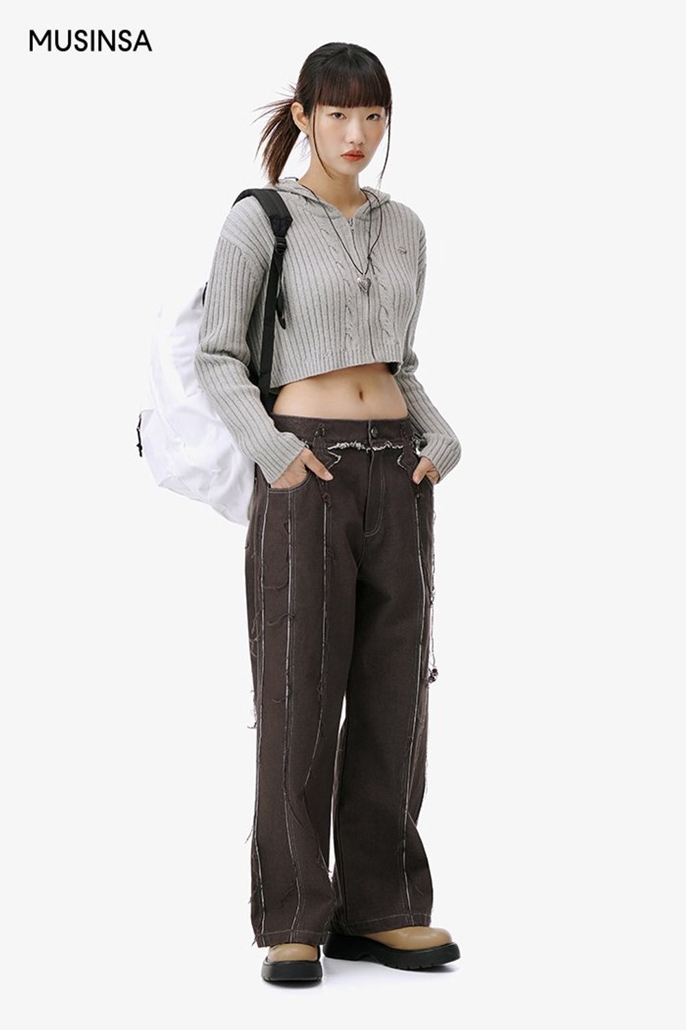 후드 디테일의 크롭 카디건과 코튼 팬츠를 스타일링하고 백팩으로 완성한 캐주얼 룩 #크롭 #스티치 #대미지 #봄 #캐주얼