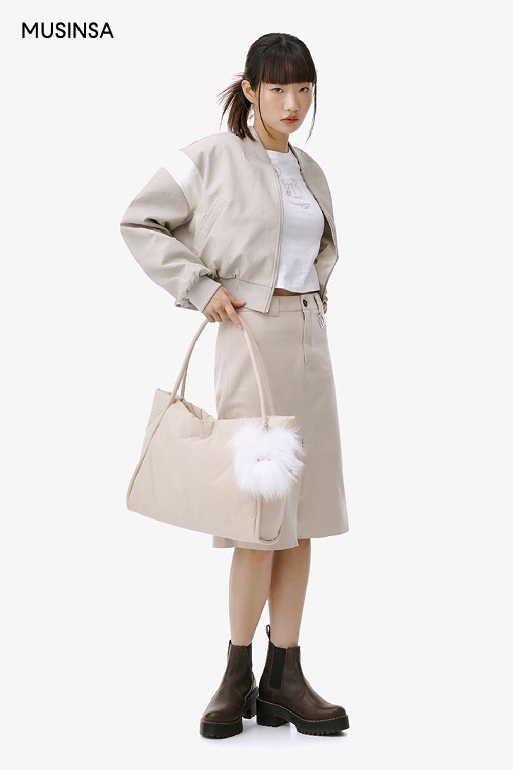 베이지 컬러 블루종 점퍼와 스웨이드 스커트의 조합이 돋보이는 걸리시 룩 #뉴트럴톤 #컬러블록 #스웨이드 #슬릿 #큐빅 #크롭 #봄 #걸리시 #바시티 #키링
