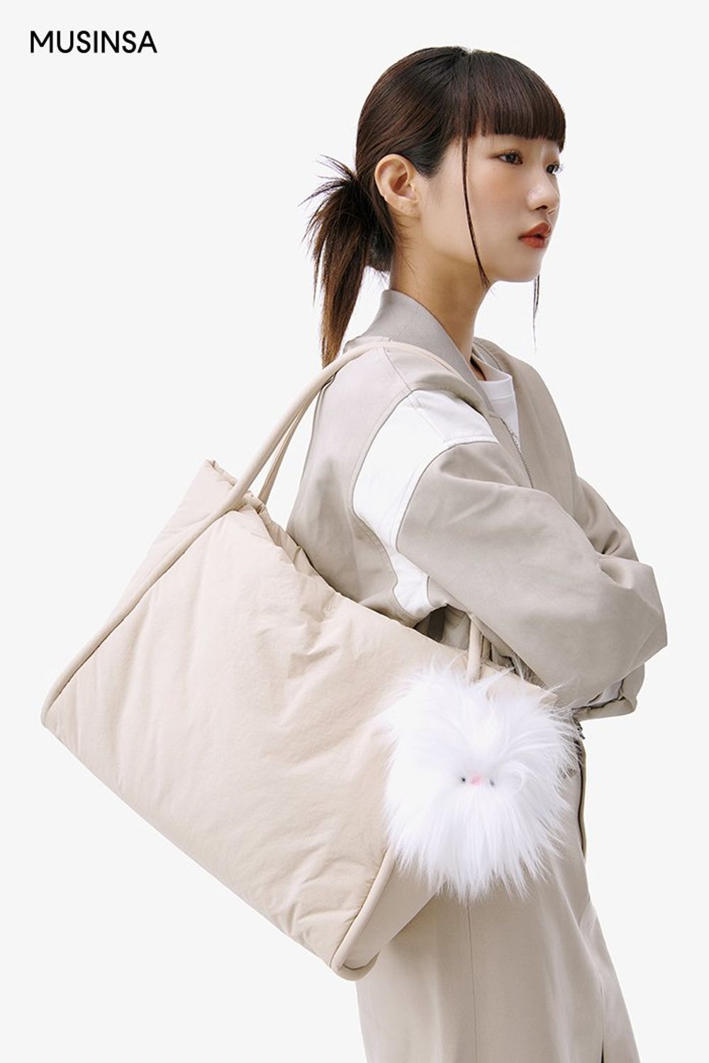 베이지 컬러 블루종 점퍼와 스웨이드 스커트의 조합이 돋보이는 걸리시 룩 #뉴트럴톤 #컬러블록 #스웨이드 #슬릿 #큐빅 #크롭 #봄 #걸리시 #바시티 #키링