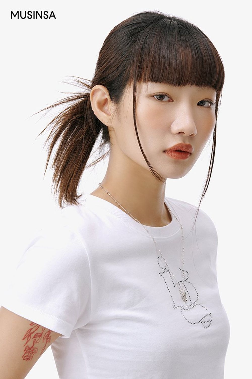 베이지 컬러 블루종 점퍼와 스웨이드 스커트의 조합이 돋보이는 걸리시 룩 #뉴트럴톤 #컬러블록 #스웨이드 #슬릿 #큐빅 #크롭 #봄 #걸리시 #바시티 #키링