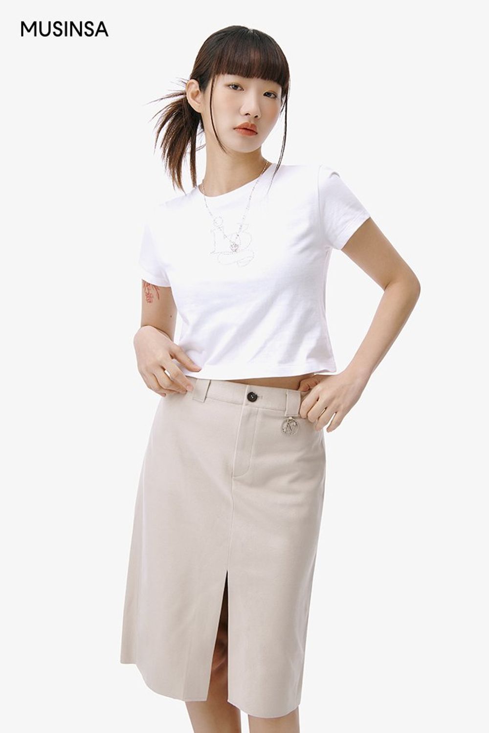 베이지 컬러 블루종 점퍼와 스웨이드 스커트의 조합이 돋보이는 걸리시 룩 #뉴트럴톤 #컬러블록 #스웨이드 #슬릿 #큐빅 #크롭 #봄 #걸리시 #바시티 #키링