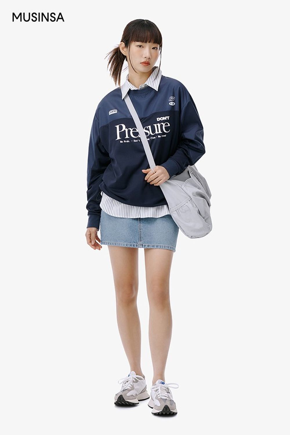 레터링 디테일의 티셔츠와 셔츠를 레이어드하고 데님 스커트로 꾸민 캐주얼 룩 #레터링 #스트라이프 #짧치 #캠퍼스 #워싱 #봄 #캐주얼