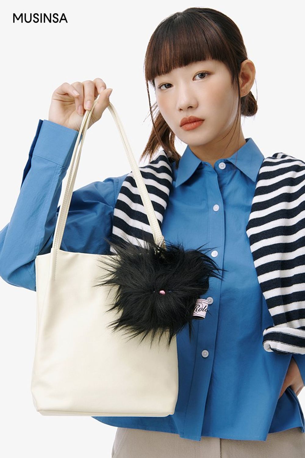 심플한 디테일의 블루 컬러 셔츠와 롱스커트의 조합이 돋보이는 캐주얼 룩 #스트라이프 #맥시 #봄 #캐주얼 #키링