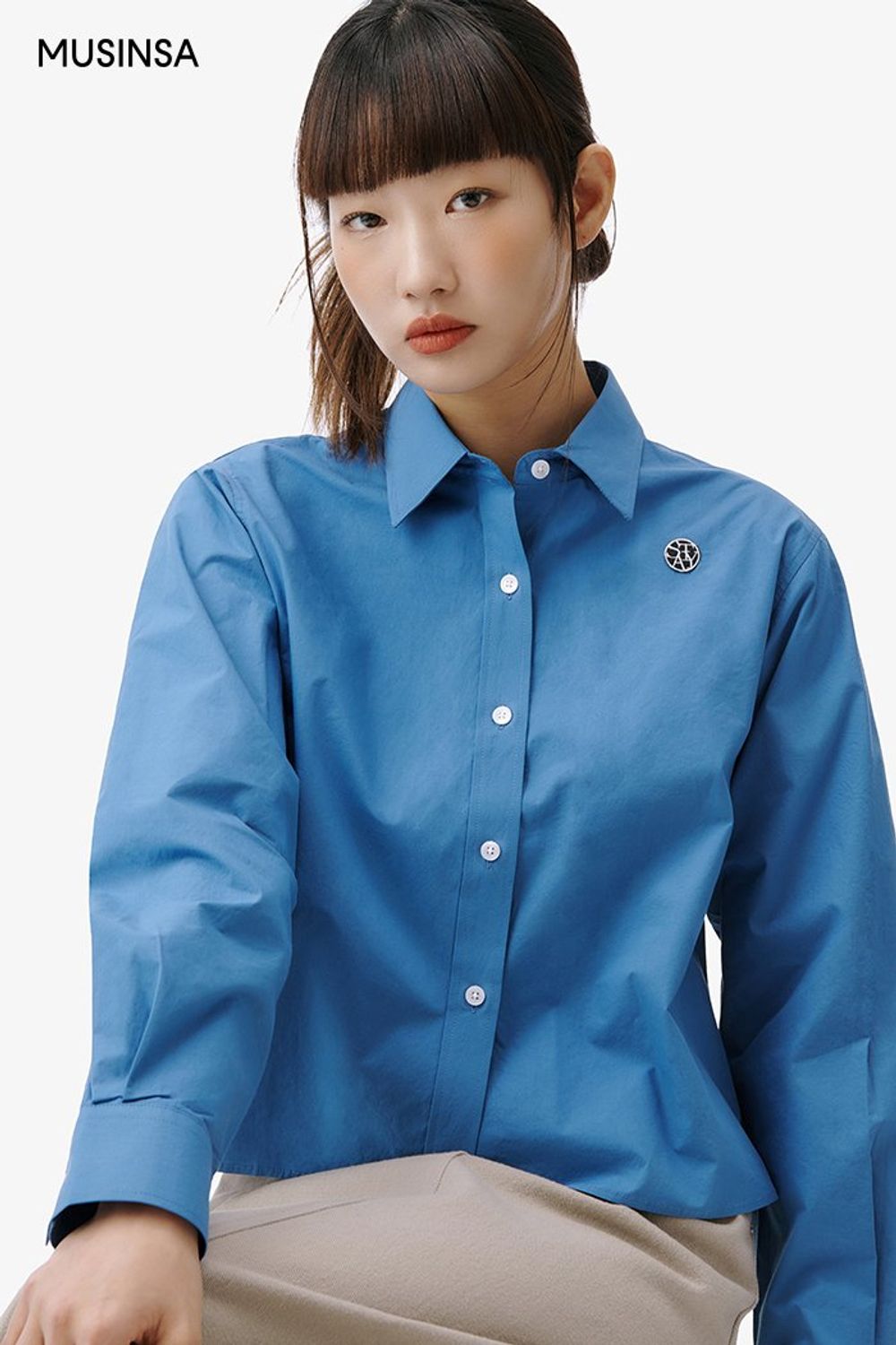 심플한 디테일의 블루 컬러 셔츠와 롱스커트의 조합이 돋보이는 캐주얼 룩 #스트라이프 #맥시 #봄 #캐주얼 #키링