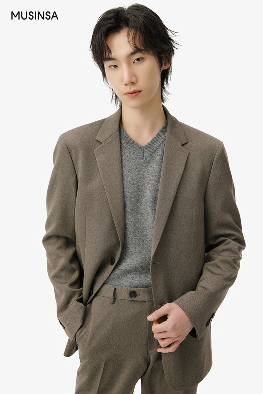 재킷과 슬랙스를 셋업 코디하고 토트백을 포인트로 더한 포멀 룩 #톤온톤 #셋업코디 #단정한 #뉴트럴톤 #출근룩 #봄 #포멀 #비즈니스캐주얼