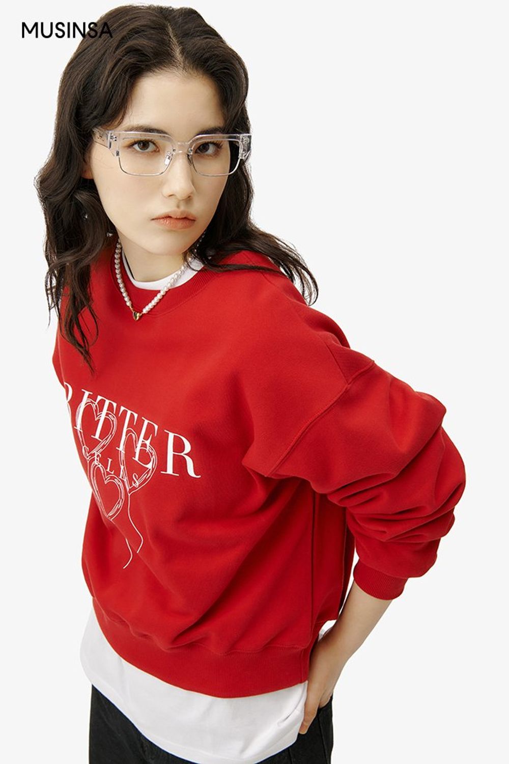 비비드한 레드 포인트의 스웨트셔츠와 데님 팬츠의 조합으로 완성한 캐주얼 룩 #레터링 #꾸안꾸 #와이드핏 #비비드 #봄 #캐주얼 #꾸안꾸룩