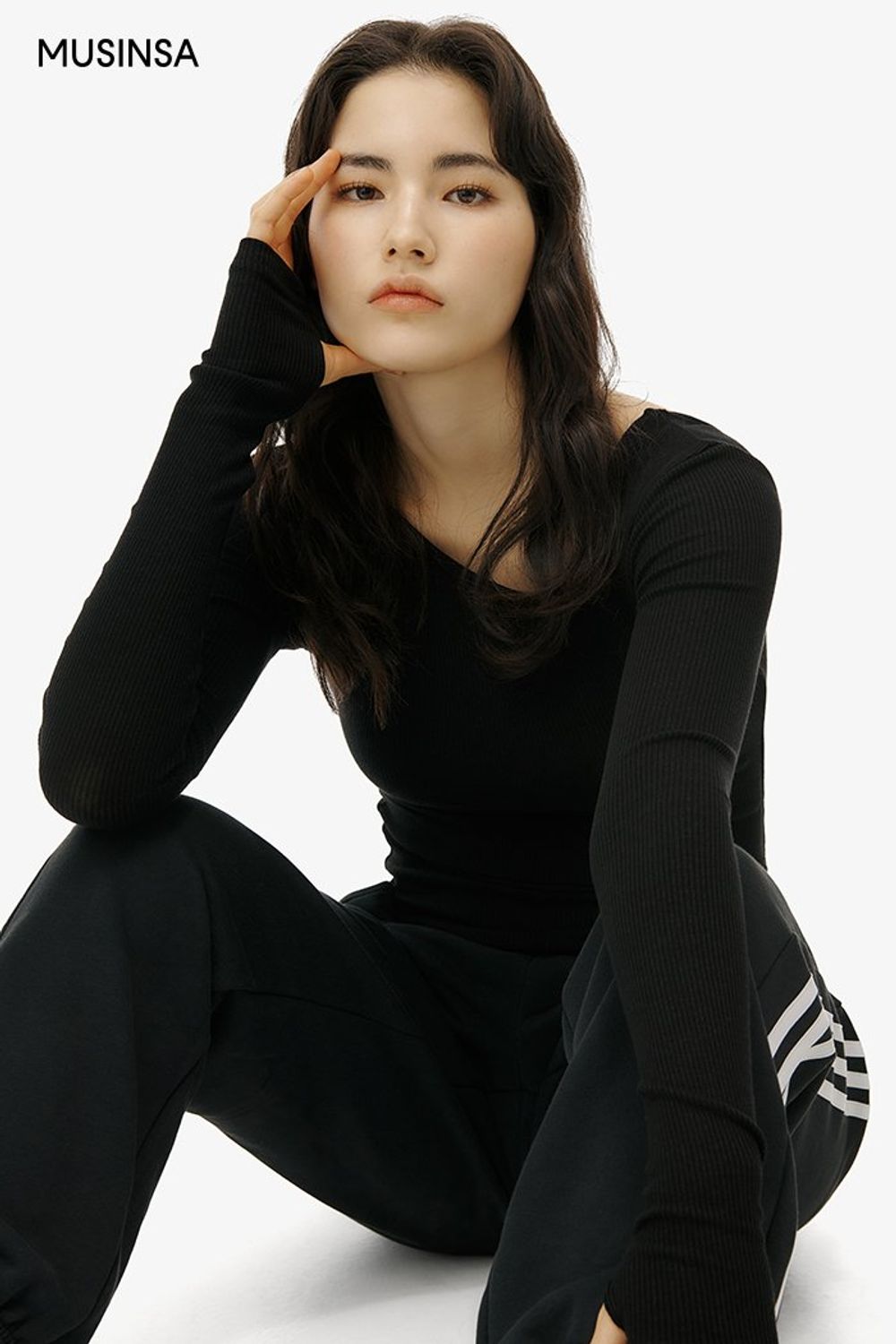 오버 핏 블레이저와 트랙 팬츠의 조합에 스니커즈를 더해 연출한 캐주얼 룩 #슬림핏 #오버핏 #올블랙 #모노톤 #믹스매치 #키높이 #봄 #캐주얼 #체인백