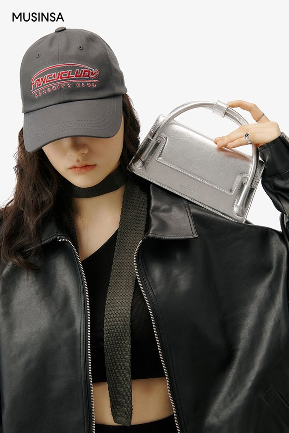 레더 재킷에 버뮤다 팬츠를 매치한 후 볼캡을 더해 완성한 캐주얼 룩 #오버핏 #올블랙 #봄 #캐주얼 #크롭탑 #핀턱팬츠 #언발란스