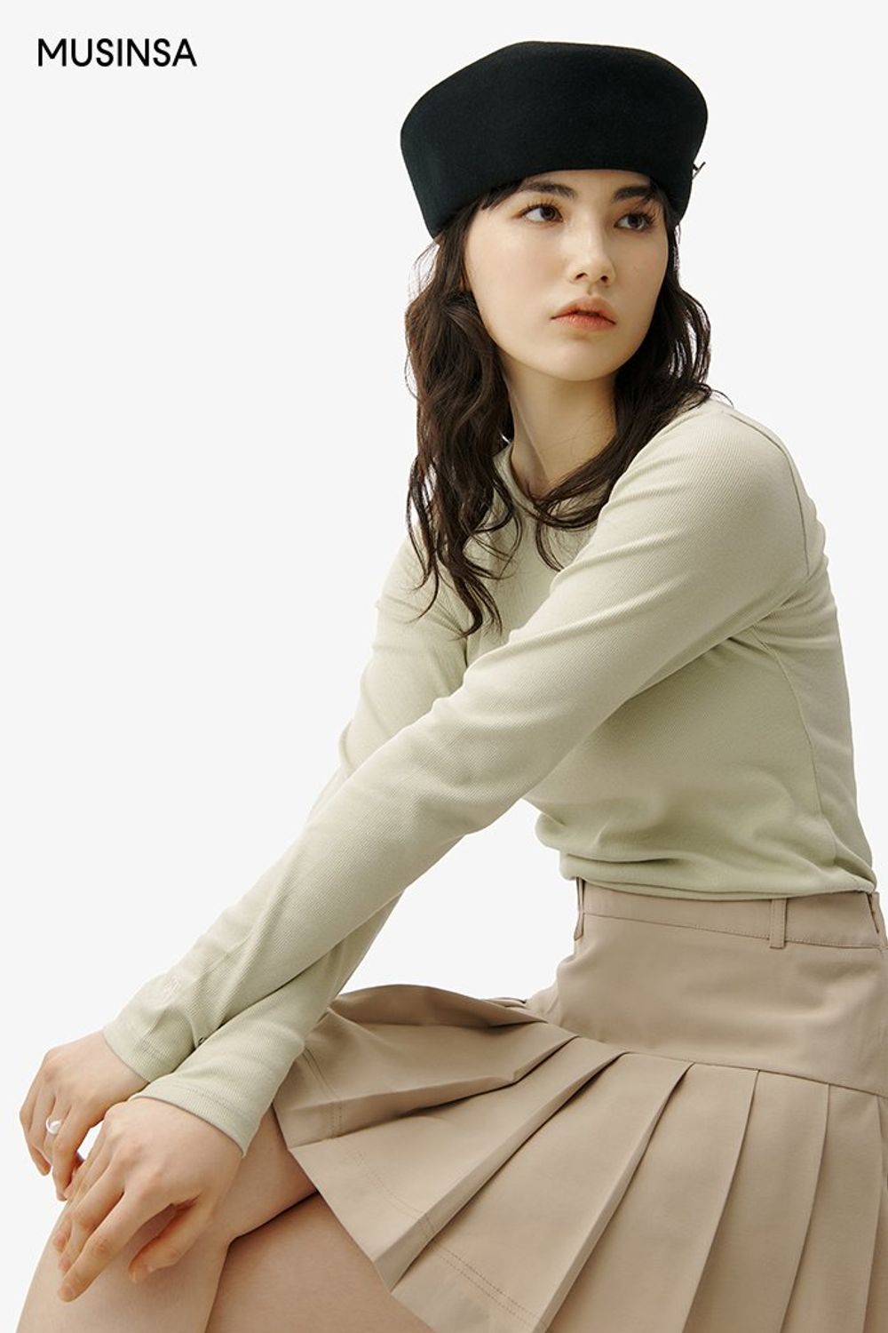 크롭 레더 재킷에 플리츠스커트를 더한 후 베레로 마무리한 걸리시 룩 #뉴트럴톤 #짧치 #여친룩 #봄 #걸리시 #레더재킷 #플리츠스커트 #크롭레더자켓