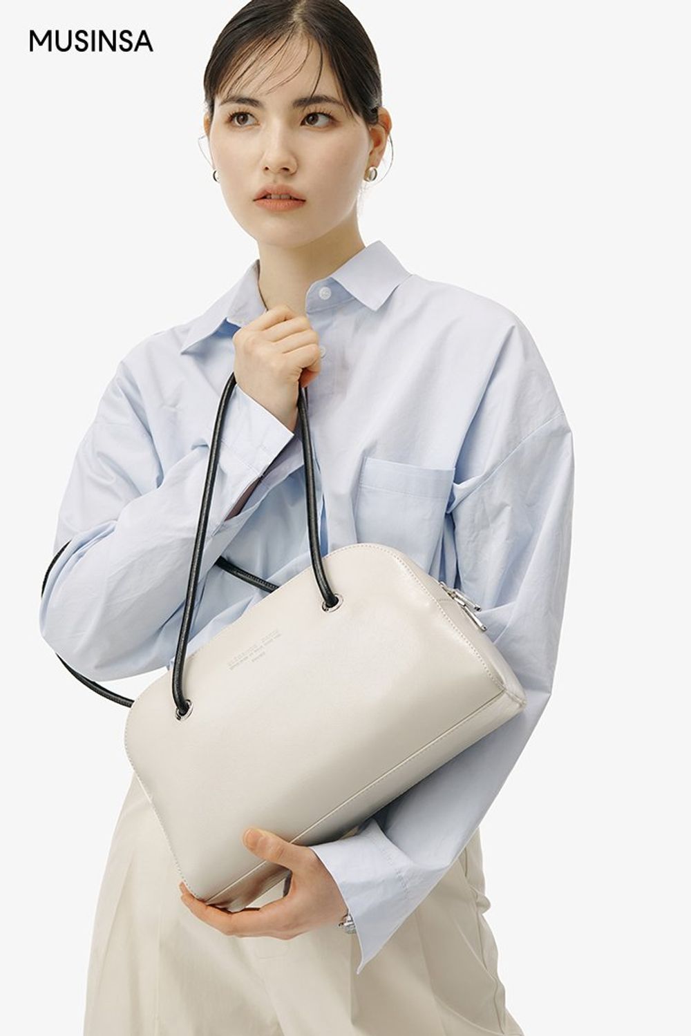 블루 셔츠에 핀턱 팬츠를 매치한 후 레더 재킷을 더해 완성한 포멀 룩 #격식 #단정한 #와이드핏 #출근룩 #면접 #봄 #미니멀 #비즈니스캐주얼 #포멀 #하객룩 #레더재킷 #핀턱팬츠