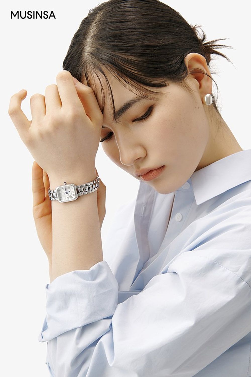 블루 셔츠에 핀턱 팬츠를 매치한 후 레더 재킷을 더해 완성한 포멀 룩 #격식 #단정한 #와이드핏 #출근룩 #면접 #봄 #미니멀 #비즈니스캐주얼 #포멀 #하객룩 #레더재킷 #핀턱팬츠