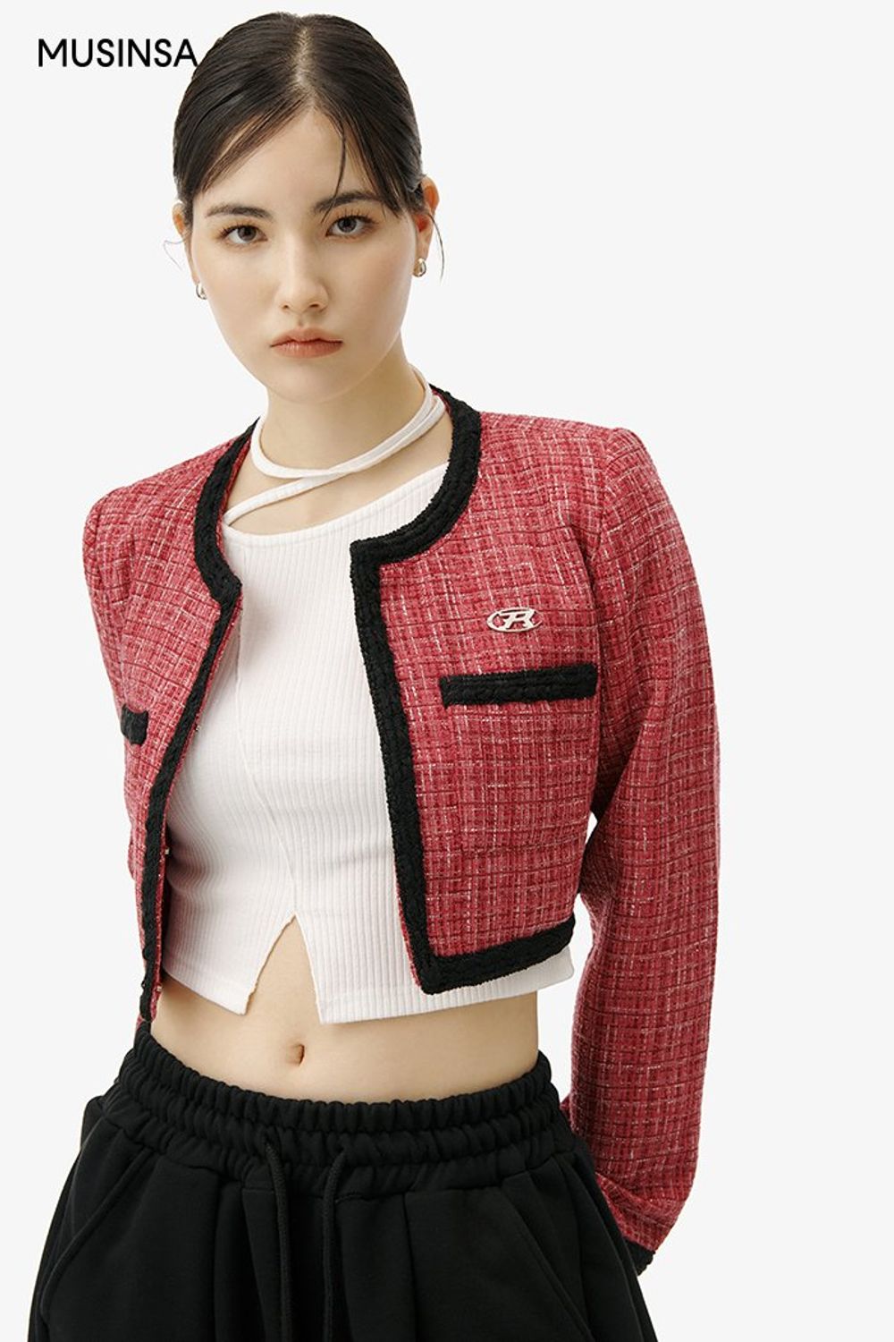 핑크 트위드 재킷에 와이드 팬츠를 더해 힙하게 연출한 시크 룩 #비비드 #믹스매치 #스트링 #봄 #시크 #핀턱팬츠 #크롭티셔츠 #크롭트위드자켓 #트위드코디