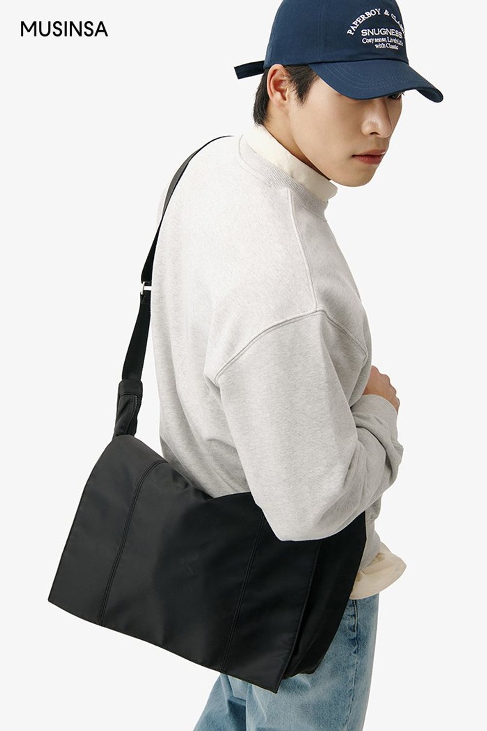 스웨트셔츠에 셔츠를 레이어드하고 데님 팬츠를 매치한 캐주얼 룩 #레터링 #레이어드룩 #워싱 #봄 #캐주얼