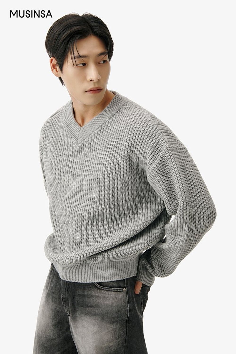 브이넥 니트에 데님 팬츠를 매치하고 더블 버튼 블레이저를 걸쳐 마무리한 댄디 룩 #환절기 #모노톤 #데이트 #와이드핏 #워싱 #봄 #댄디
