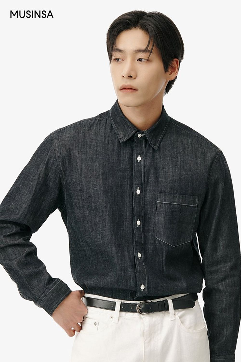 데님 셔츠에 크롭 팬츠를 매치하고 집업 디테일의 셔츠 재킷을 걸쳐 마무리한 댄디 룩 #환절기 #모노톤 #데이트 #크롭 #봄 #댄디