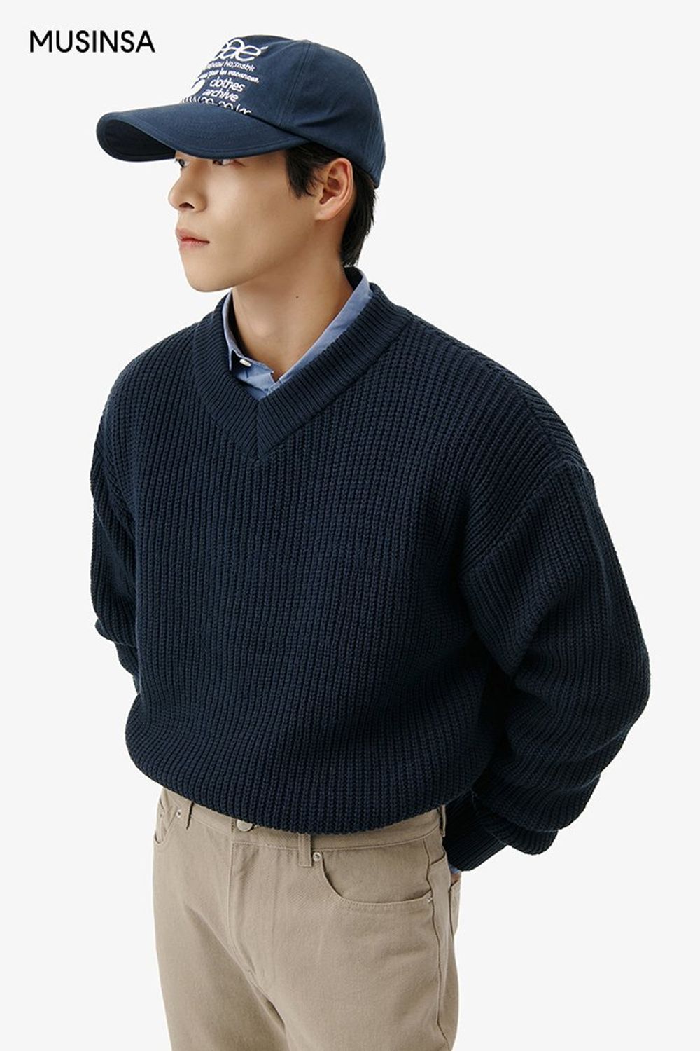 블루 컬러 셔츠에 브이넥 니트를 레이어드하고 데님 팬츠를 매치한 캐주얼 룩 #레터링 #레이어드룩 #크롭 #봄 #캐주얼
