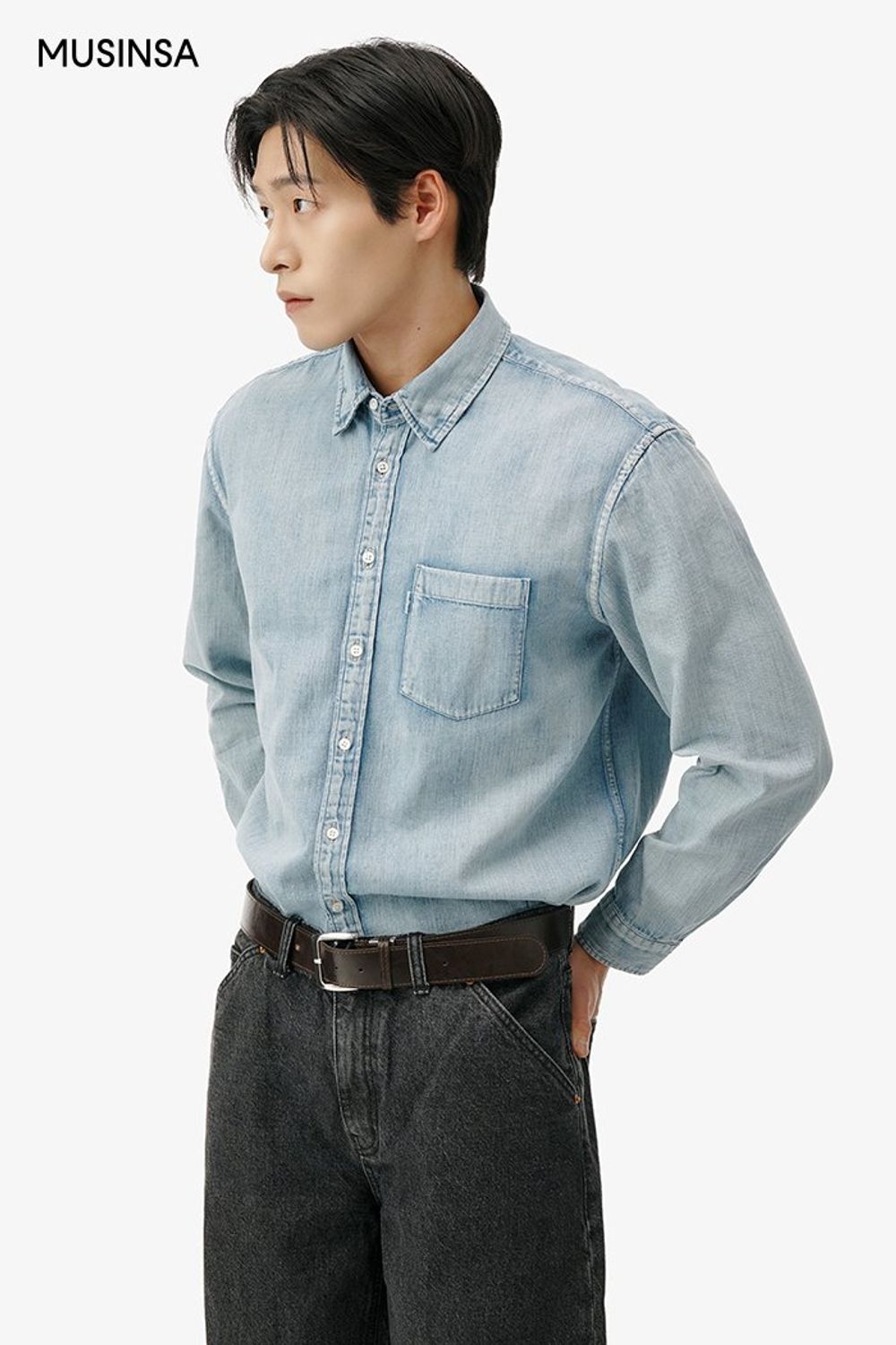 브라운 컬러 트러커 재킷에 데님 셔츠와 와이드 핏 팬츠를 매치한 댄디 룩 #환절기 #청청패션 #데이트 #봄 #댄디