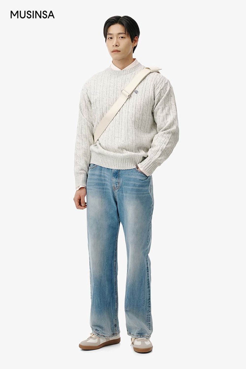 핑크 컬러 셔츠와 케이블 니트를 레이어드하고 데님 팬츠를 매치해 마무리한 댄디 룩 #레이어드룩 #데이트 #워싱 #봄 #댄디