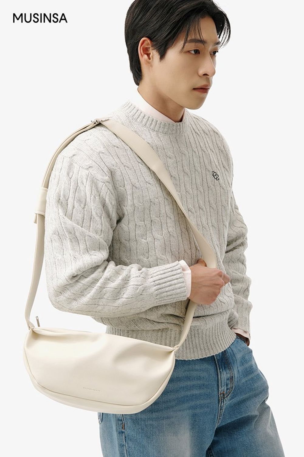 핑크 컬러 셔츠와 케이블 니트를 레이어드하고 데님 팬츠를 매치해 마무리한 댄디 룩 #레이어드룩 #데이트 #워싱 #봄 #댄디