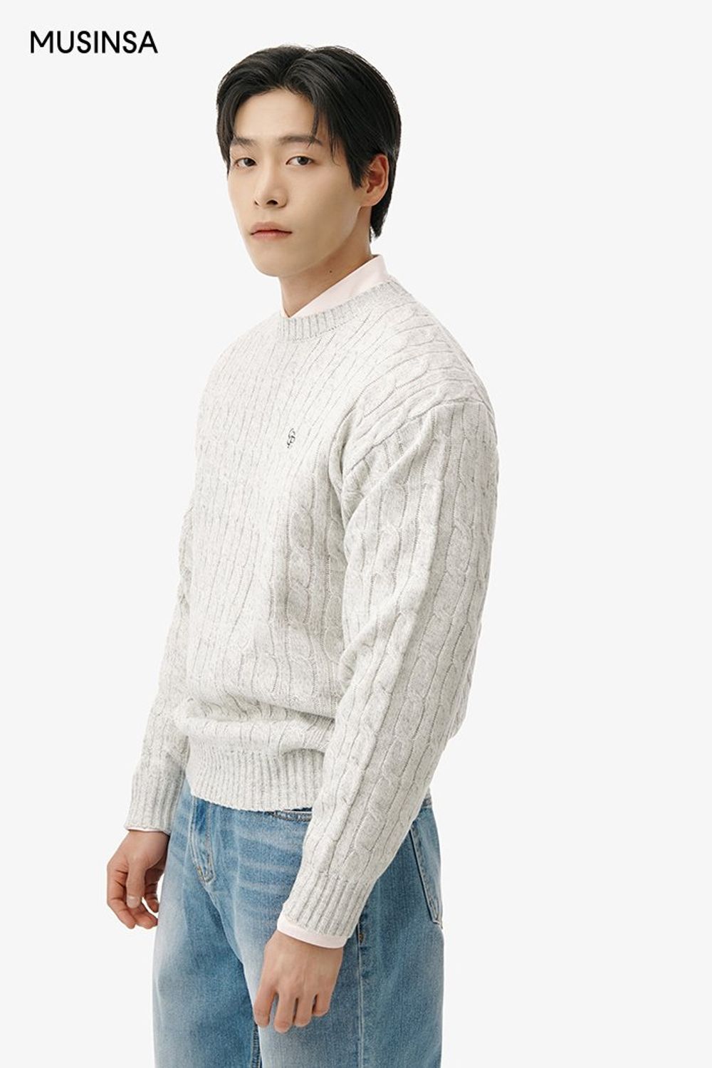 핑크 컬러 셔츠와 케이블 니트를 레이어드하고 데님 팬츠를 매치해 마무리한 댄디 룩 #레이어드룩 #데이트 #워싱 #봄 #댄디