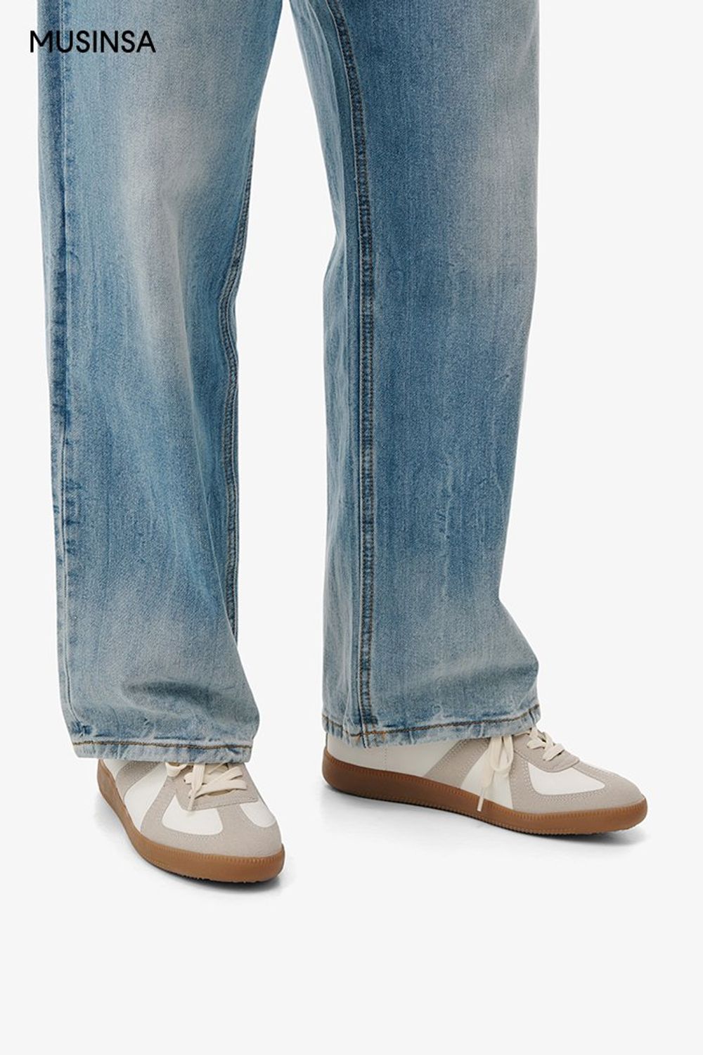 핑크 컬러 셔츠와 케이블 니트를 레이어드하고 데님 팬츠를 매치해 마무리한 댄디 룩 #레이어드룩 #데이트 #워싱 #봄 #댄디