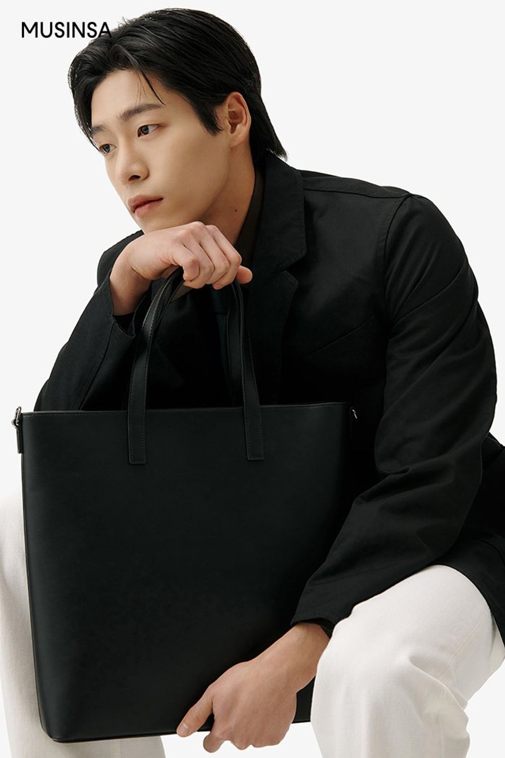 브라운 컬러 셔츠에 데님 팬츠를 매치하고 블레이저를 걸쳐 마무리한 포멀 룩 #단정한 #봄 #포멀 #하객룩 #비즈니스캐주얼