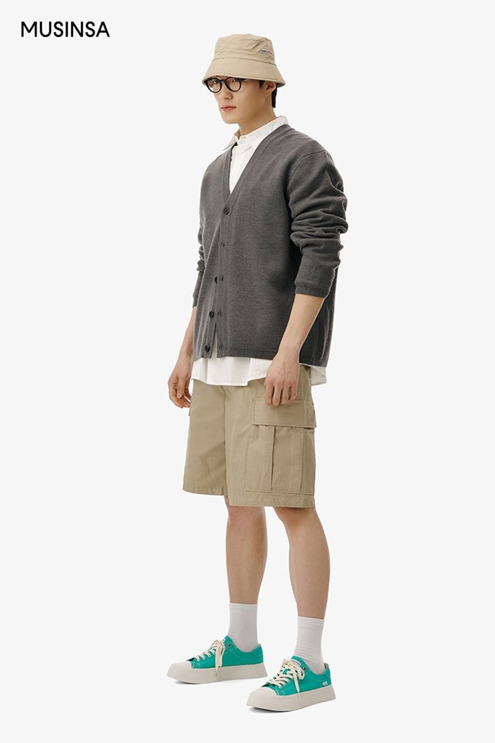 오버 핏 셔츠에 카고 숏 팬츠를 매치하고 그레이 컬러 카디건을 걸쳐 마무리한 캐주얼 룩 #환절기 #컬러포인트 #카고 #봄 #캐주얼