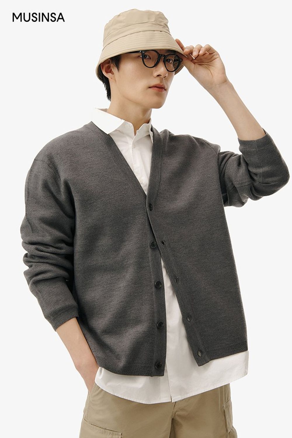 오버 핏 셔츠에 카고 숏 팬츠를 매치하고 그레이 컬러 카디건을 걸쳐 마무리한 캐주얼 룩 #환절기 #컬러포인트 #카고 #봄 #캐주얼