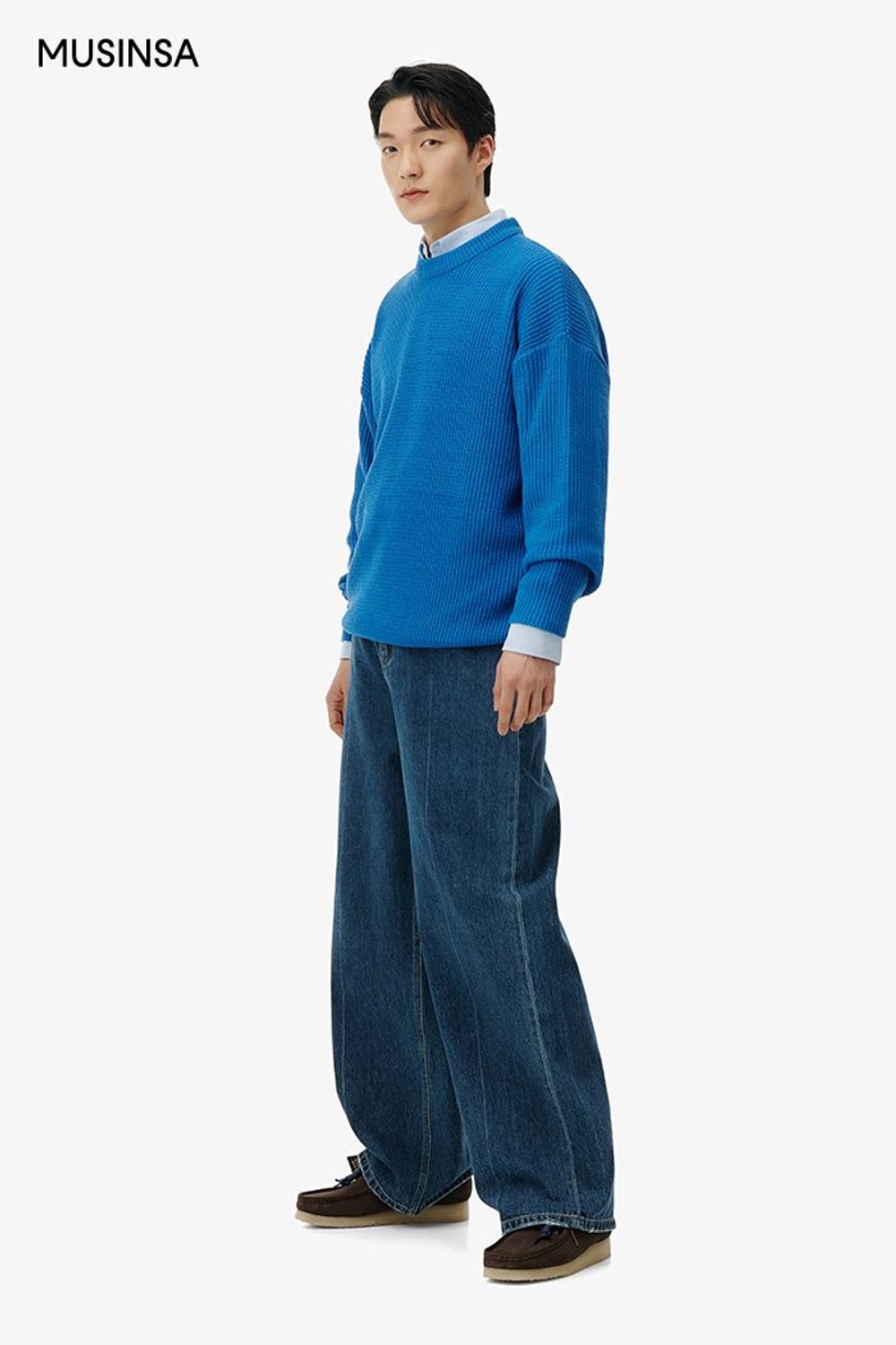 블루 컬러 니트와 셔츠를 레이어드하고 와이드 핏 데님 팬츠를 매치한 캐주얼 룩 #루즈핏 #와이드핏 #워싱 #봄 #캐주얼