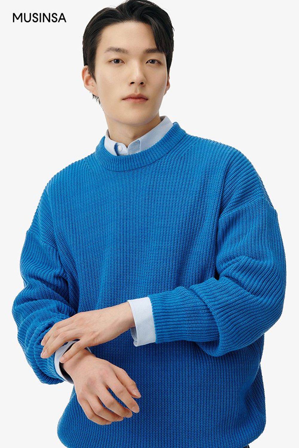 블루 컬러 니트와 셔츠를 레이어드하고 와이드 핏 데님 팬츠를 매치한 캐주얼 룩 #루즈핏 #와이드핏 #워싱 #봄 #캐주얼