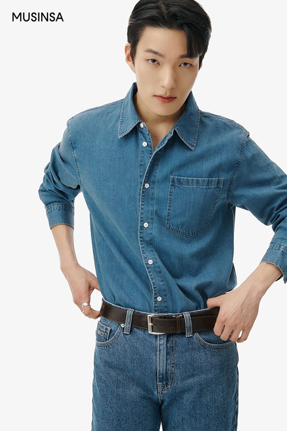 데님 셋업에 브라운 컬러 더비 슈즈로 마무리한 댄디 룩 #유니크 #셋업코디 #청청패션 #봄 #댄디