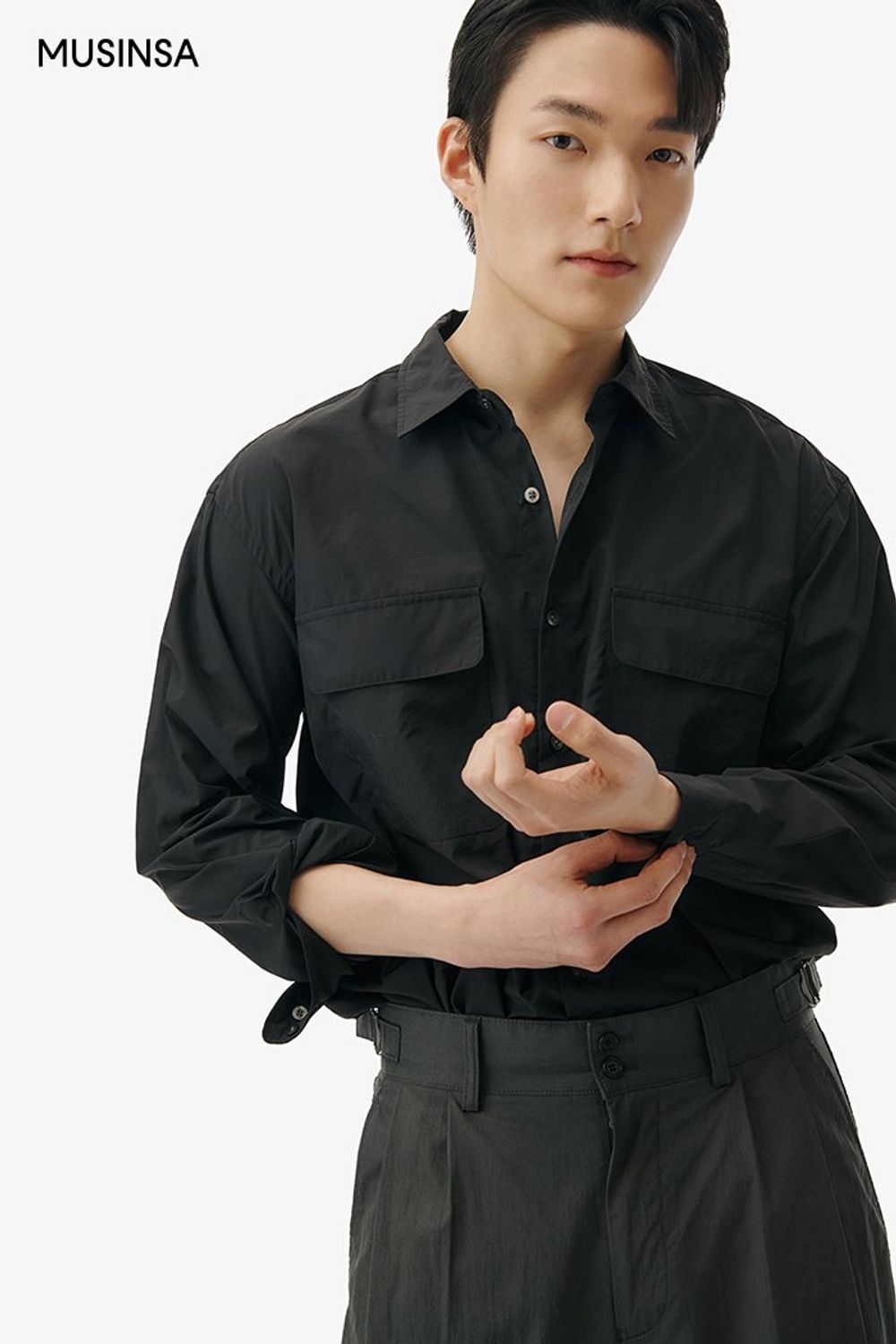 플랩 디테일 셔츠에 와이드 슬랙스를 매치하고 첼시 부츠로 마무리한 댄디 룩 #미니멀 #와이드핏 #핀턱 #봄 #댄디 #하이웨스트슬랙스