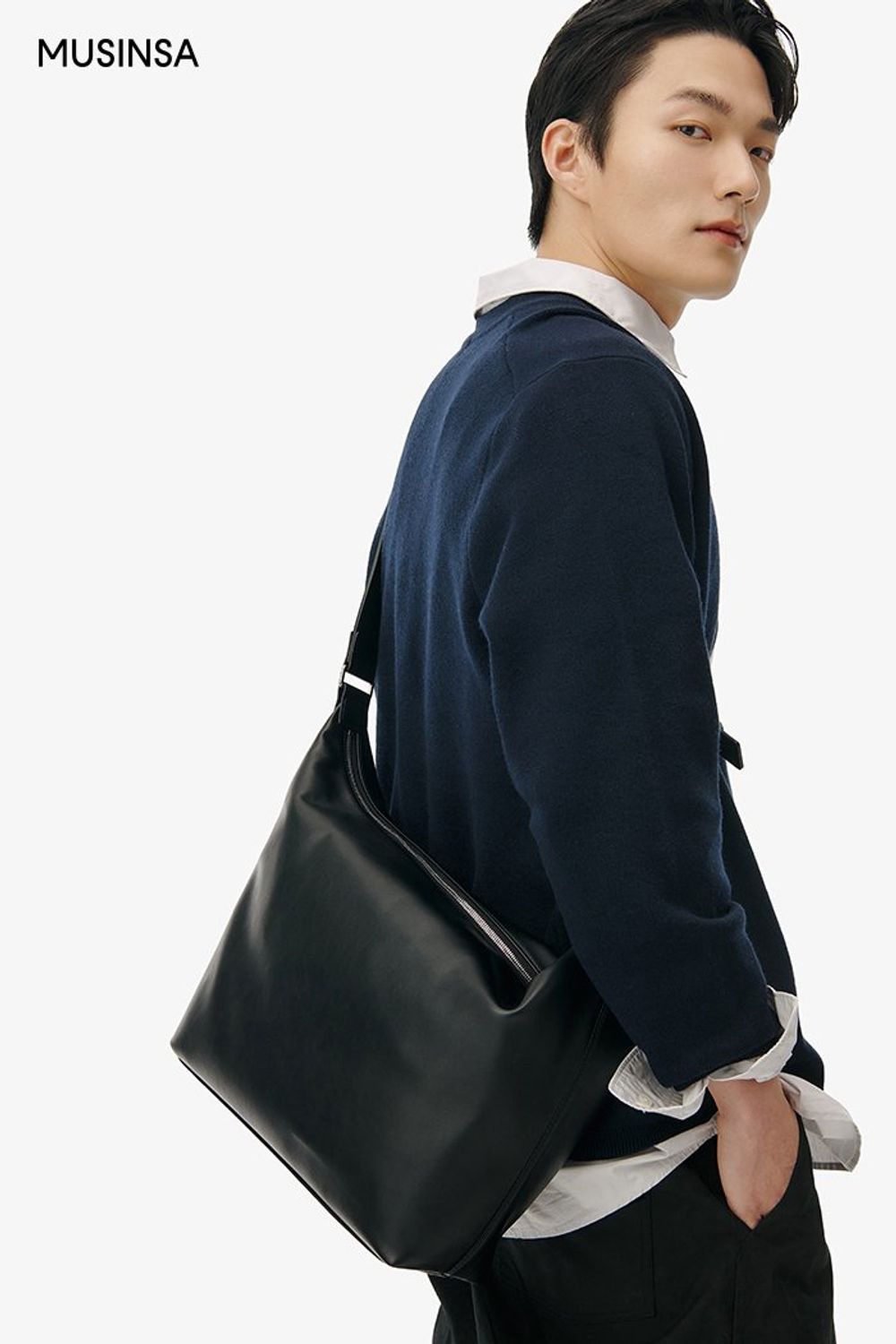 라이트 그레이 컬러 셔츠에 벌룬 핏 팬츠를 매치하고 미니멀 무드의 카디건을 걸쳐 마무리한 캐주얼 룩 #환절기 #모노톤 #꾸안꾸 #벌룬핏 #봄 #캐주얼