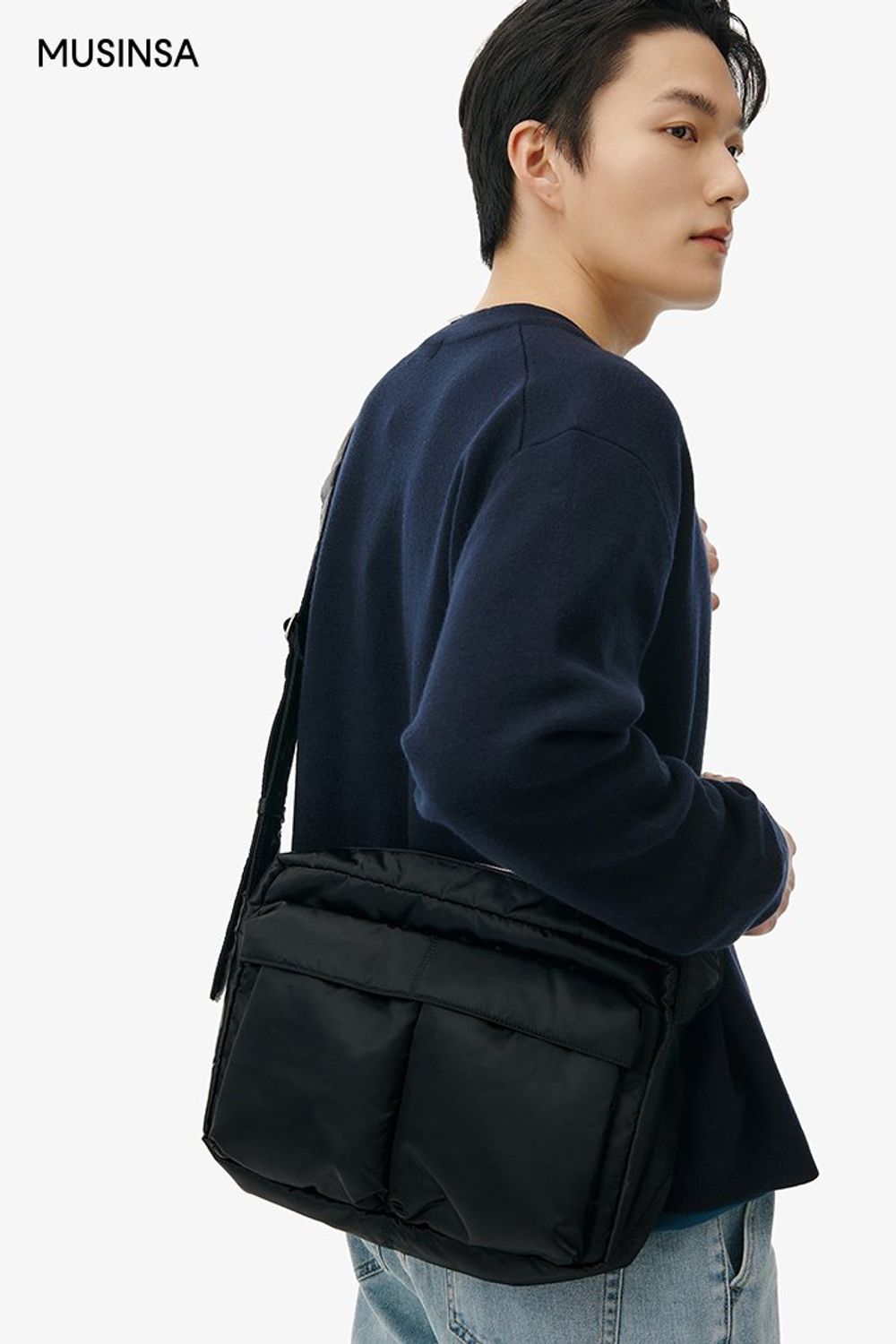 오버 핏 스웨트셔츠에 데님 팬츠를 매치하고 네이비 컬러 카디건을 걸쳐 마무리한 캐주얼 룩 #환절기 #오버핏 #꾸안꾸 #벌룬핏 #워싱 #핀턱 #봄 #캐주얼