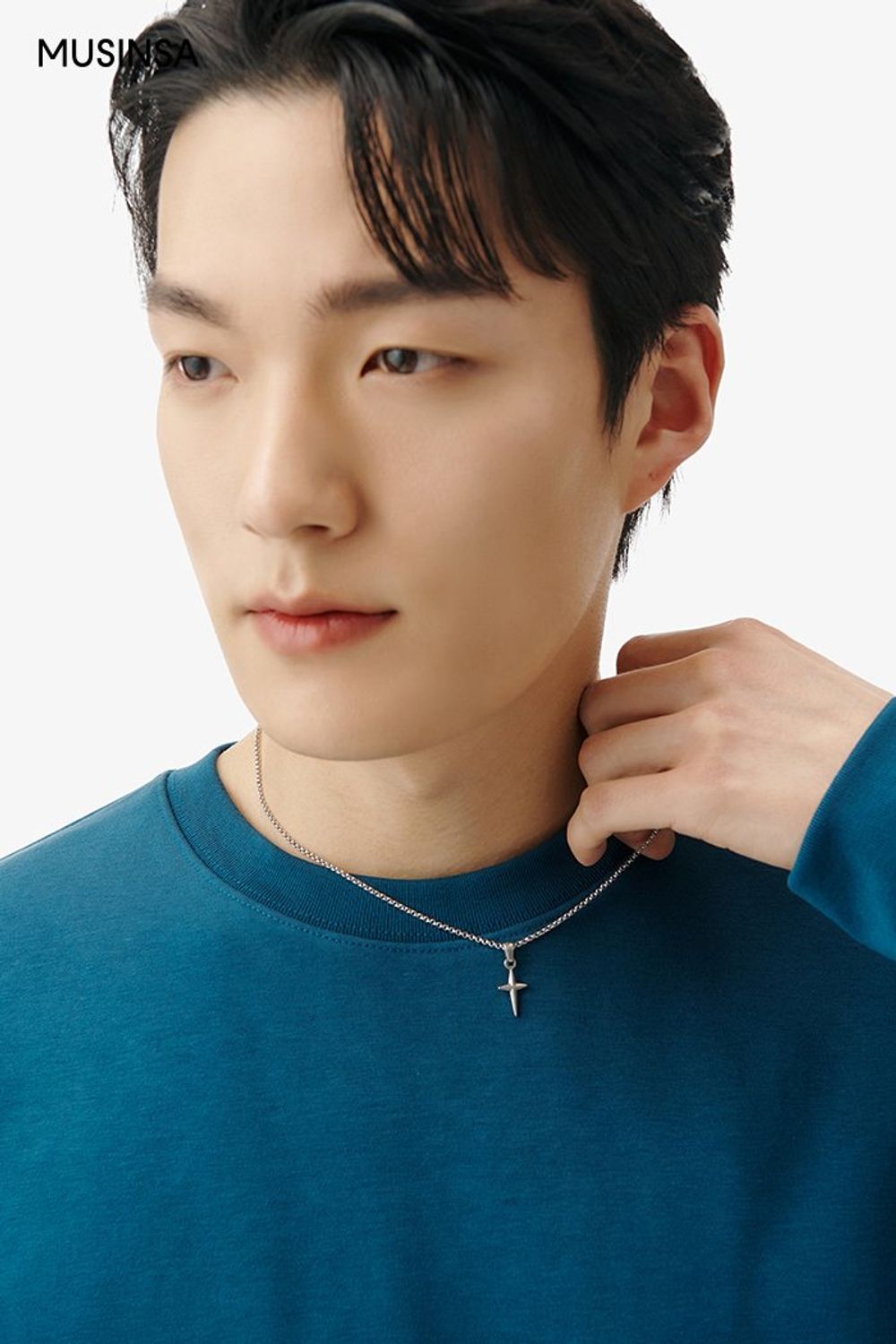 오버 핏 스웨트셔츠에 데님 팬츠를 매치하고 네이비 컬러 카디건을 걸쳐 마무리한 캐주얼 룩 #환절기 #오버핏 #꾸안꾸 #벌룬핏 #워싱 #핀턱 #봄 #캐주얼