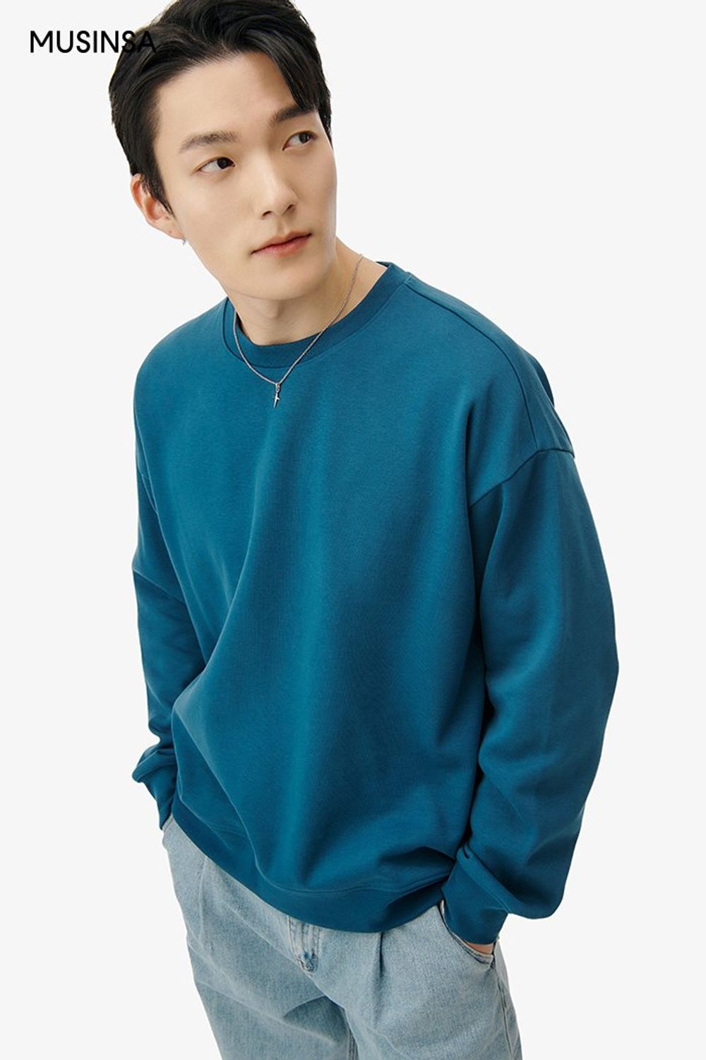 오버 핏 스웨트셔츠에 데님 팬츠를 매치하고 네이비 컬러 카디건을 걸쳐 마무리한 캐주얼 룩 #환절기 #오버핏 #꾸안꾸 #벌룬핏 #워싱 #핀턱 #봄 #캐주얼