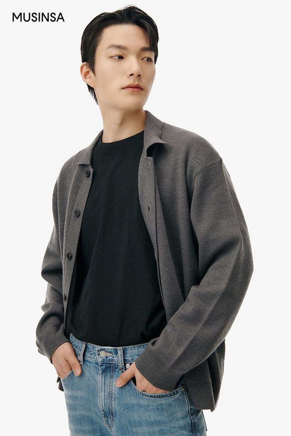 카라 디테일의 미니멀 카디건에 데님 팬츠를 매치하고 크로스 백을 더해 마무리한 캐주얼 룩 #환절기 #꾸안꾸 #콜라보 #워싱 #봄 #캐주얼