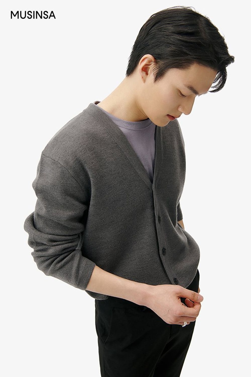퍼플 컬러 긴소매 티셔츠와 크롭 슬랙스를 매치하고 미니멀 무드의 카디건을 걸쳐 마무리한 포멀 룩 #미니멀 #환절기 #크롭 #출근룩 #봄 #포멀 #비즈니스캐주얼