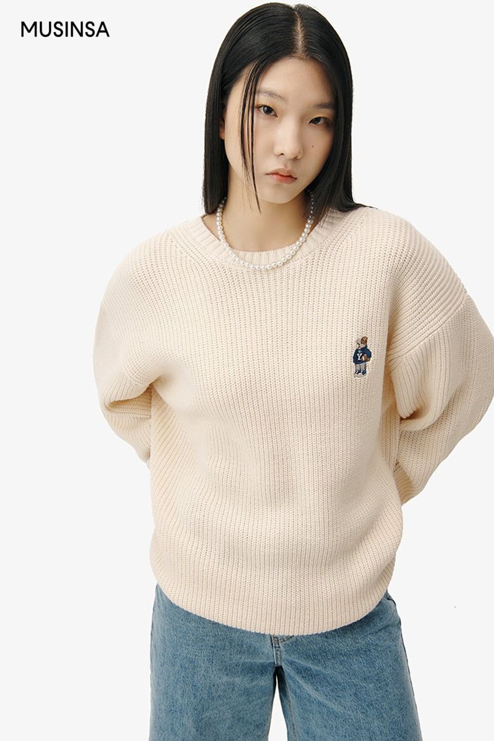 오버 핏 니트에 데님 하프 팬츠를 매치하고 웨스턴 부츠로 마무리한 캐주얼 룩 #오버핏 #큐빅 #봄 #캐주얼 #웨스턴부츠 #키링 #데님백 #데님하프팬츠